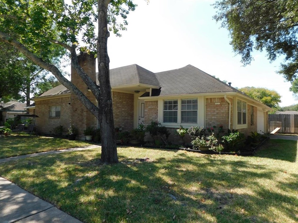 1223 Ashwood Dr, Sugar Land TX  77498-2722 exterior