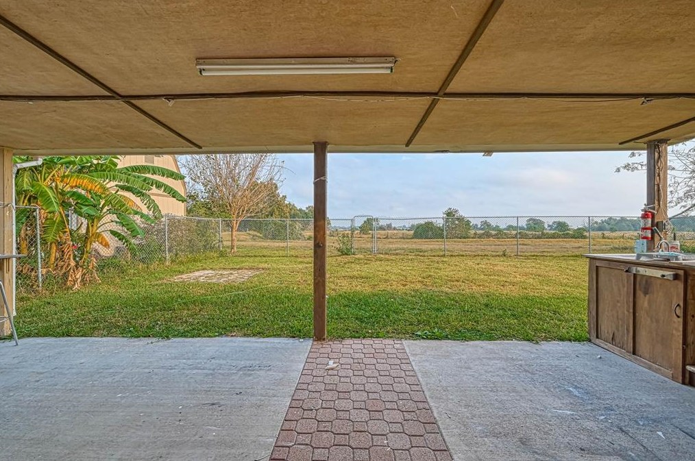 1046 Shady Trail Ln, Houston TX  77038-1833 exterior