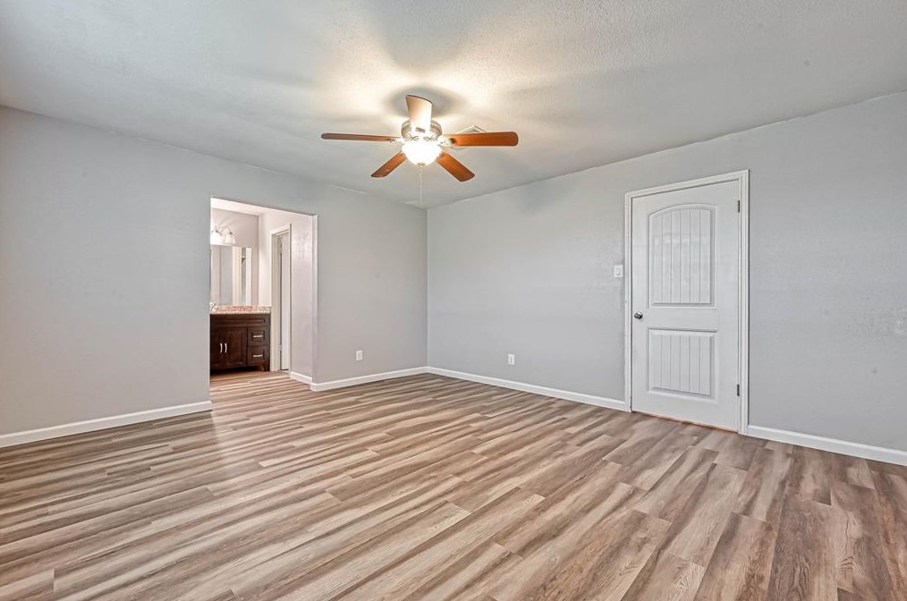 1046 Shady Trail Ln, Houston TX  77038-1833 exterior