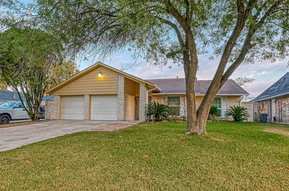 1046 Shady Trail Ln, Houston TX  77038-1833 exterior