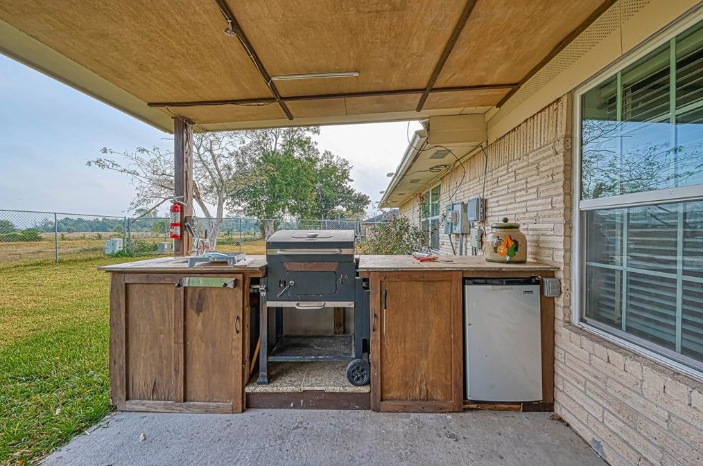 1046 Shady Trail Ln, Houston TX  77038-1833 exterior