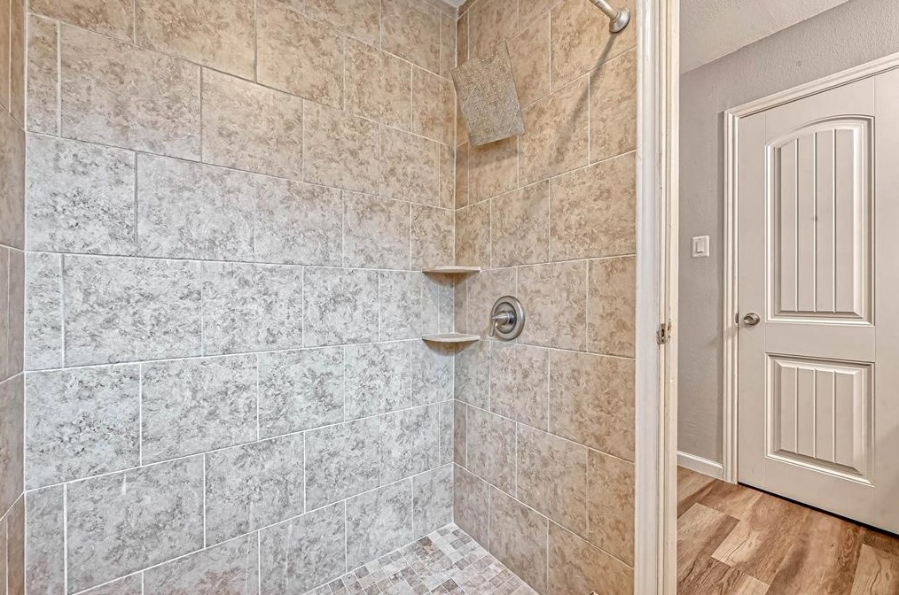 1046 Shady Trail Ln, Houston TX  77038-1833 exterior