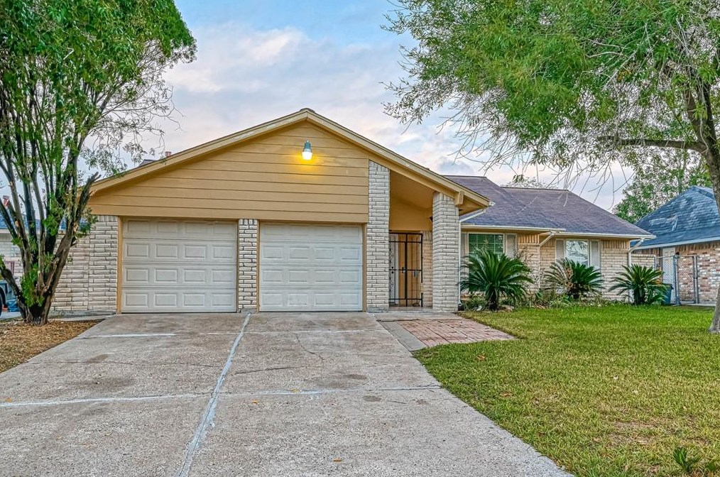 1046 Shady Trail Ln, Houston TX  77038-1833 exterior