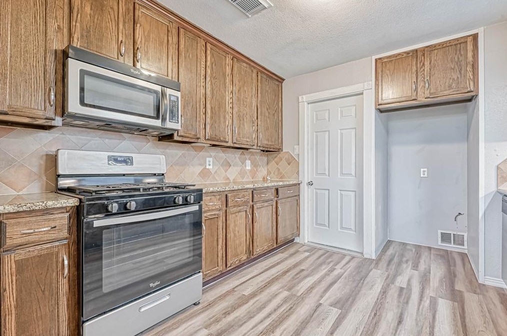 1046 Shady Trail Ln, Houston TX  77038-1833 exterior