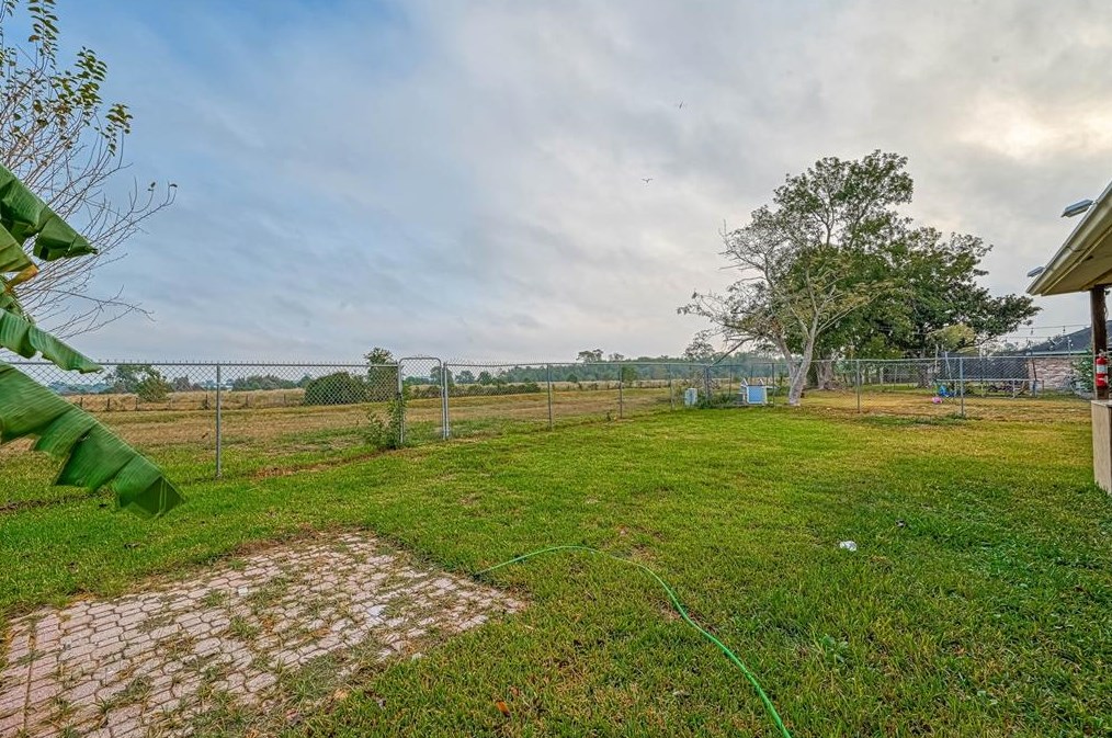 1046 Shady Trail Ln, Houston TX  77038-1833 exterior