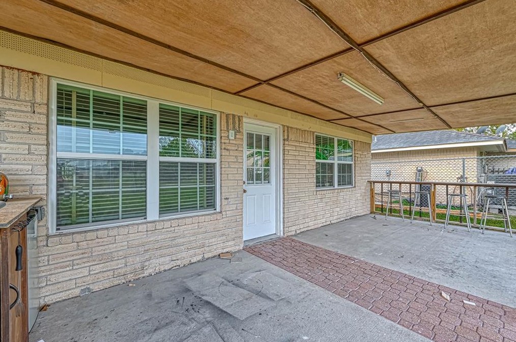 1046 Shady Trail Ln, Houston TX  77038-1833 exterior