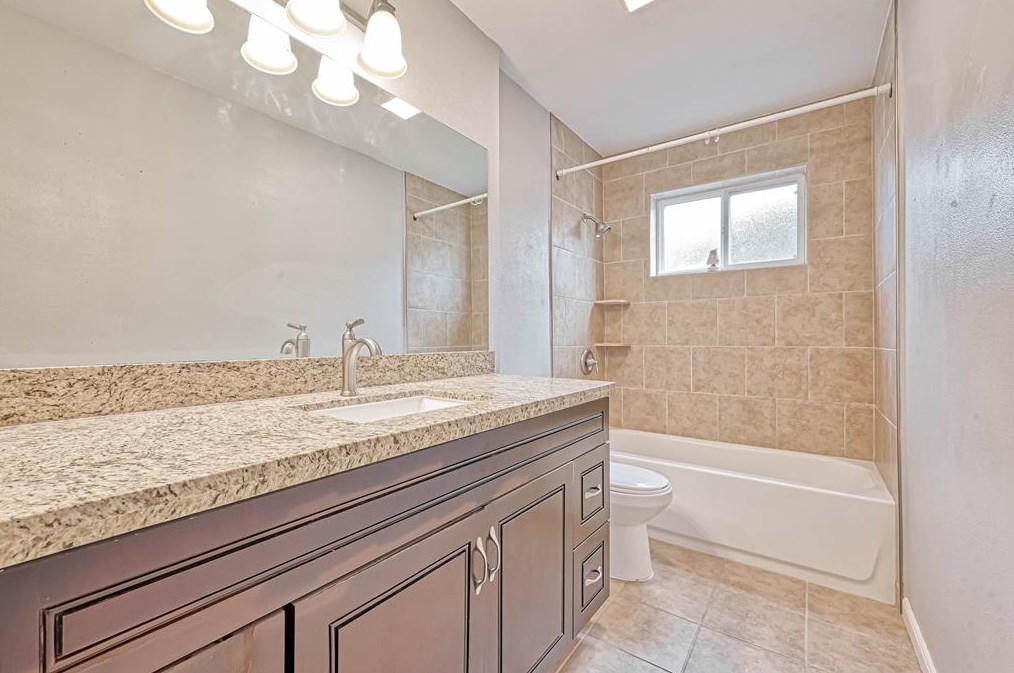 1046 Shady Trail Ln, Houston TX  77038-1833 exterior