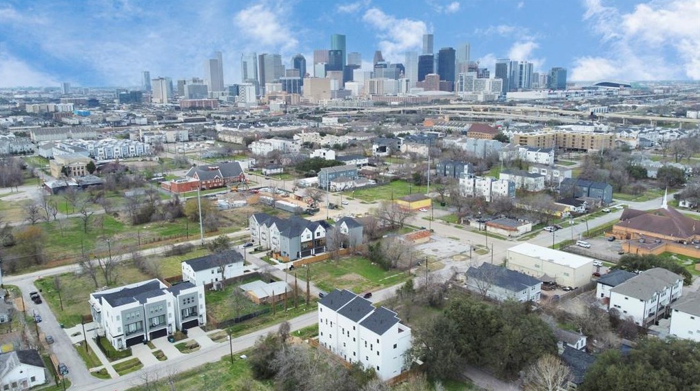 2706 Dennis St, Houston TX  77004-1648 exterior