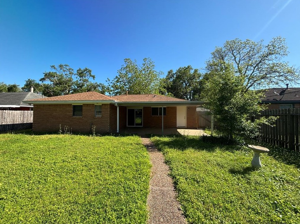 921 Meadowlane St, Angleton TX  77515-3507 exterior