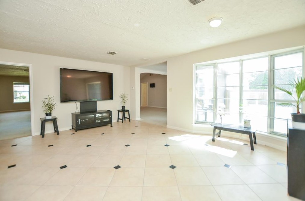 12111 Creekhurst Dr, Houston TX  77099-4111 exterior