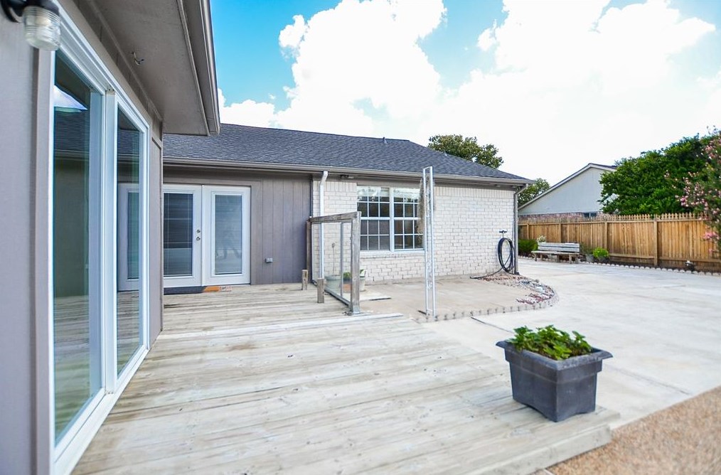12111 Creekhurst Dr, Houston TX  77099-4111 exterior