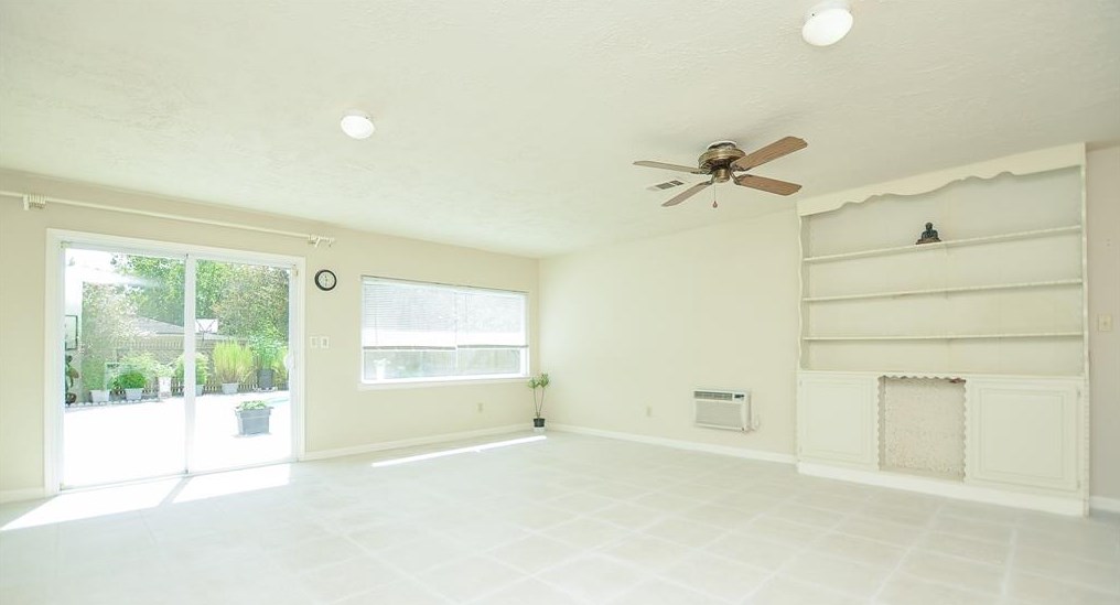 12111 Creekhurst Dr, Houston TX  77099-4111 exterior