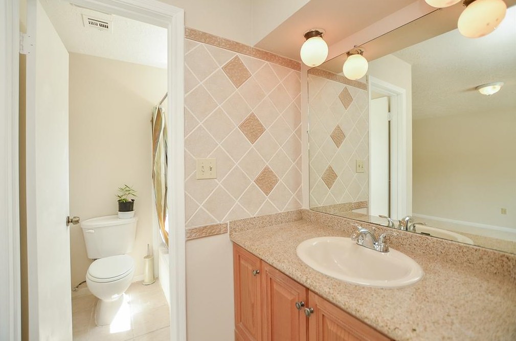 12111 Creekhurst Dr, Houston TX  77099-4111 exterior