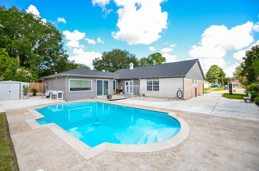 12111 Creekhurst Dr, Houston TX  77099-4111 exterior