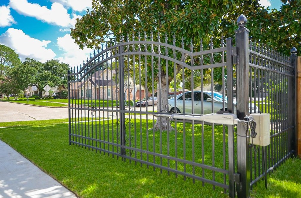 12111 Creekhurst Dr, Houston TX  77099-3111 exterior