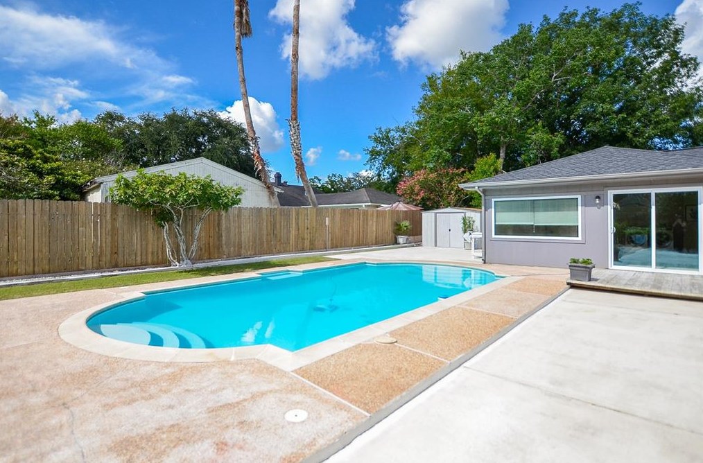 12111 Creekhurst Dr, Houston TX  77099-4111 exterior