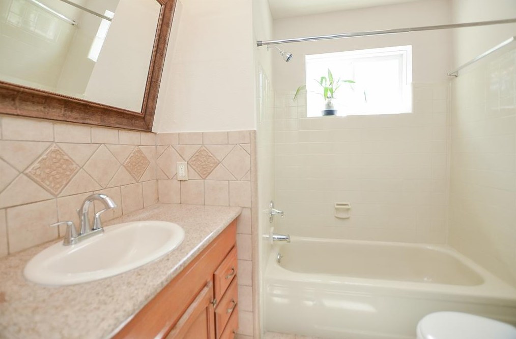12111 Creekhurst Dr, Houston TX  77099-4111 exterior