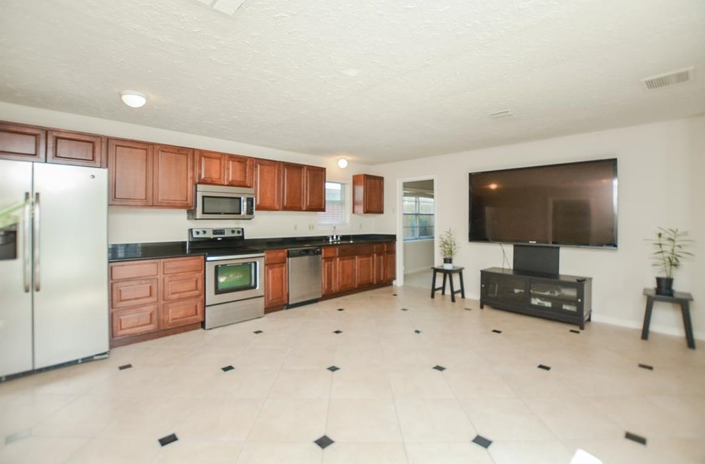 12111 Creekhurst Dr, Houston TX  77099-4111 exterior