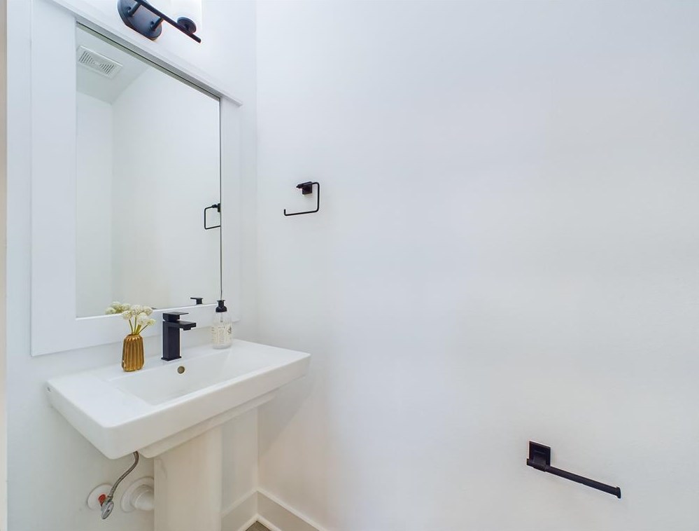 3070 Jensen Dr, Houston TX  77026-5513 exterior