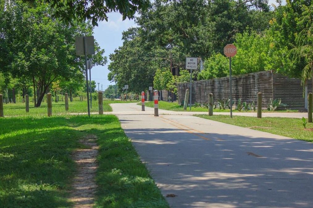 3070 Jensen Dr, Houston TX  77026-5513 exterior