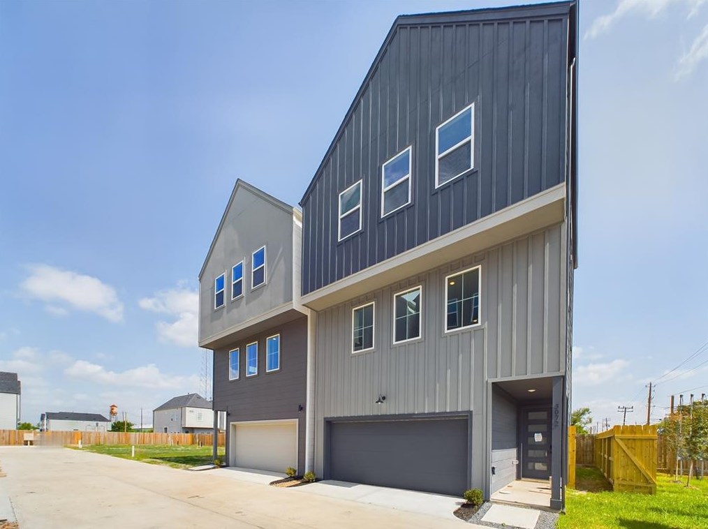 3070 Jensen Dr, Houston TX  77026-5513 exterior