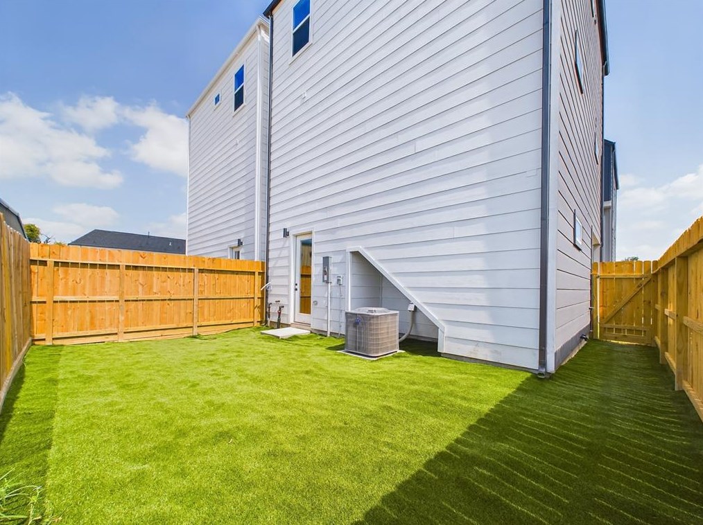 3070 Jensen Dr, Houston TX  77026-5513 exterior