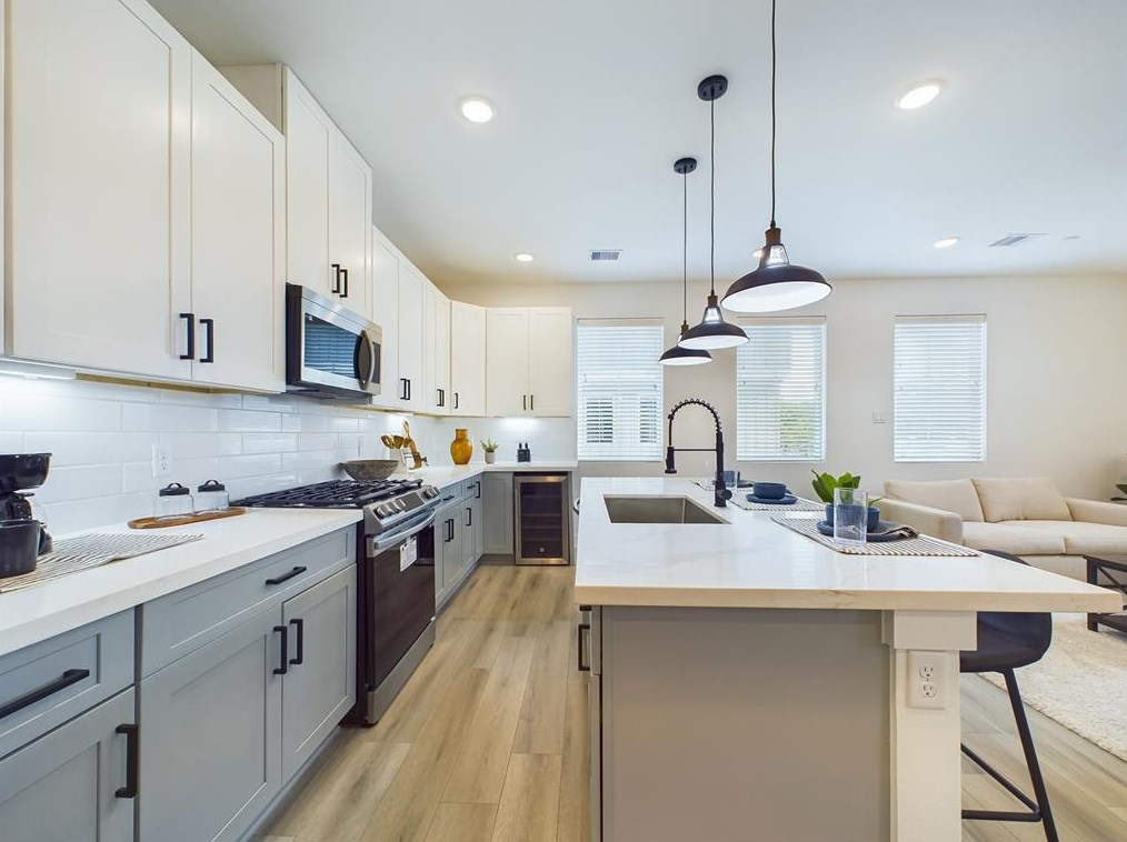 3070 Jensen Dr, Houston TX  77026-5513 exterior