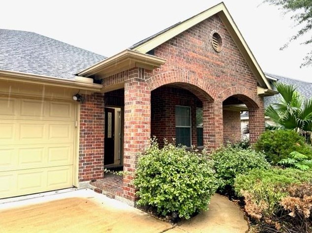 8218 Garrison Point Dr, Houston TX  77040-6061 exterior