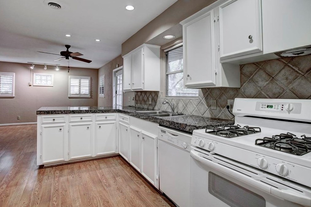 4622 Kingfisher Dr, Houston TX  77035-5114 exterior