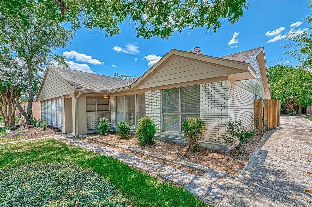10210 Bob White Dr, Houston TX  77096-4610 exterior