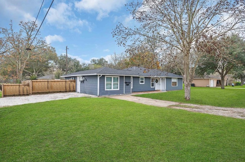 1214 Southgate Dr, Richmond TX  77471-4942 exterior