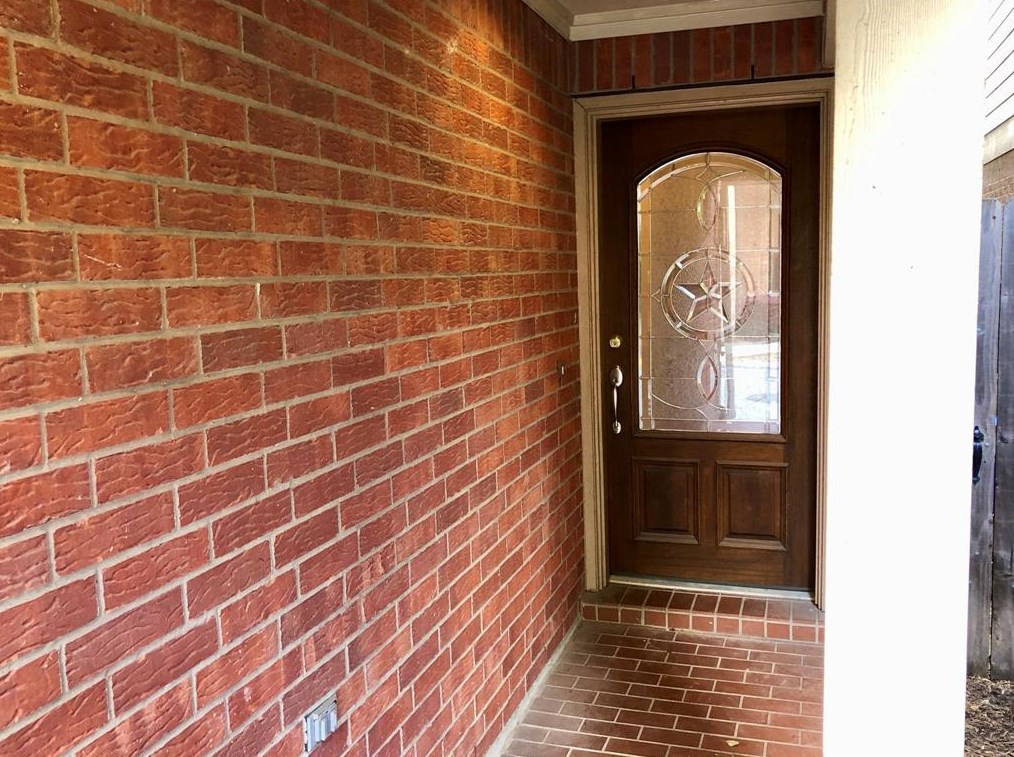 2106 Stacy Gln, Houston TX  77008-3490 exterior