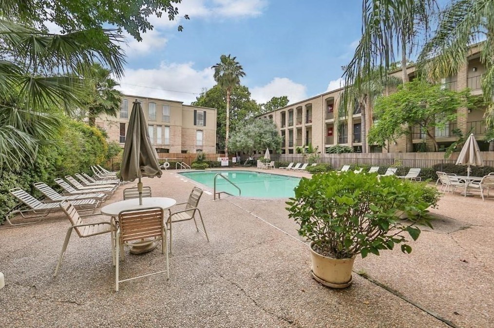 4643 Wild Indigo St, Houston TX  24407-7089 exterior