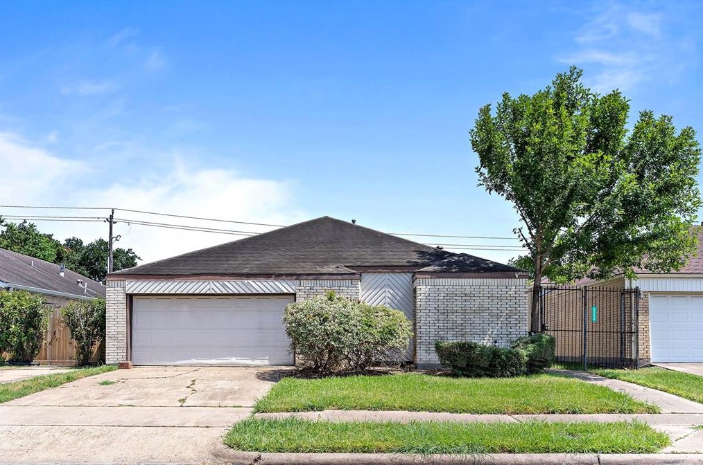 8030 Cobblefield Ln, Houston TX  77071-2034 exterior