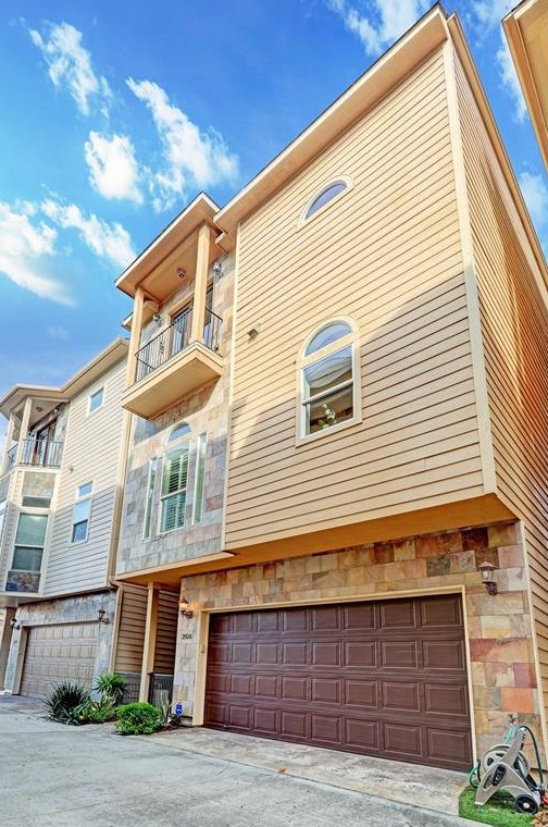 2026 Sabine St, Houston TX  77007-2924 exterior