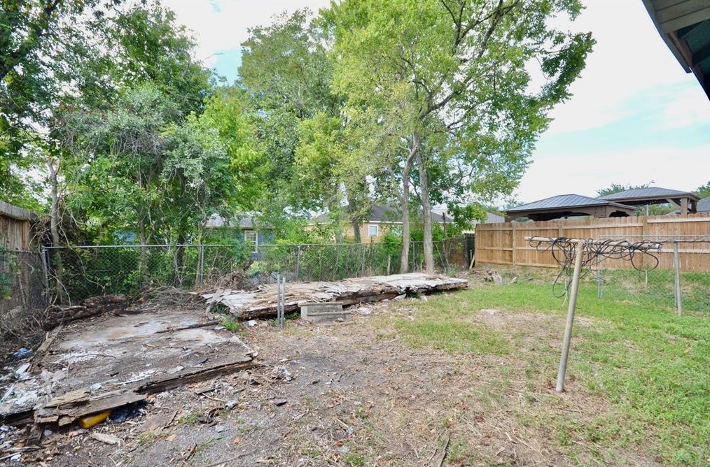 8010 Livingston, Houston TX 77051-1420 exterior