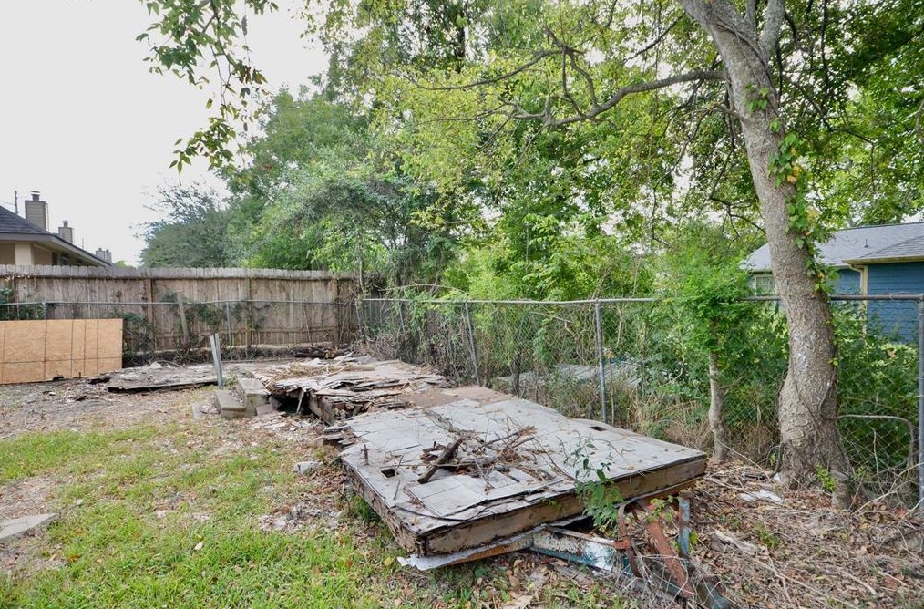 8010 Livingston, Houston TX 77051-1420 exterior