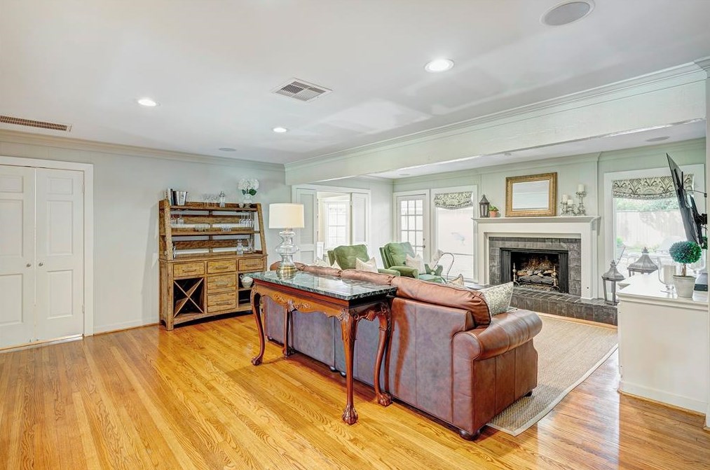 6236 Terwilliger Way, Houston TX  77056-2607 exterior