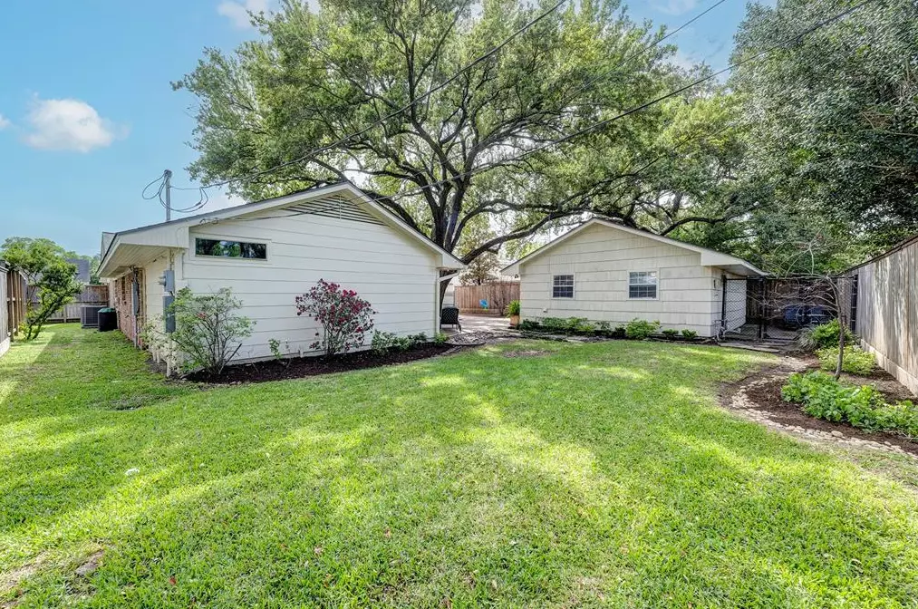 6236 Terwilliger Way, Houston TX  77056-2607 exterior