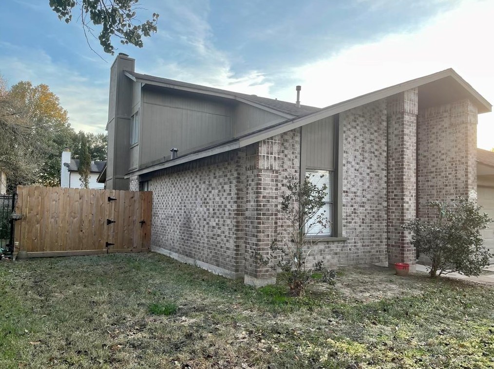 6811 Log Hollow Dr, Houston TX  77088-2123 exterior