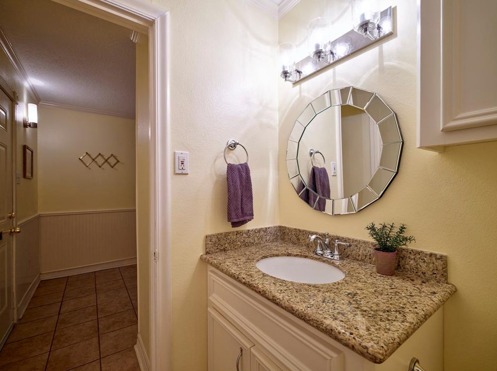5246 Arboles Dr, Houston TX  77035-2804 exterior