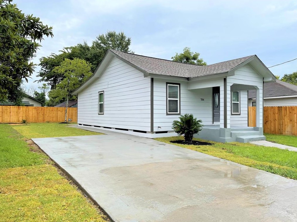 704 Adoue St, Baytown TX  77520-8007 exterior