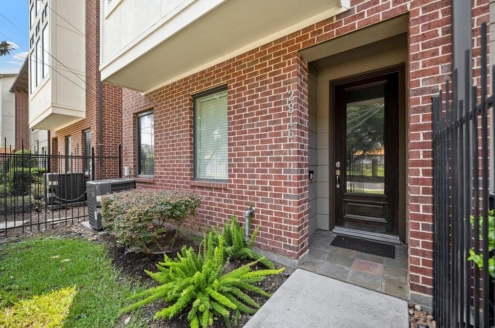 2816 Leeland St, Houston TX  77003-5315 exterior