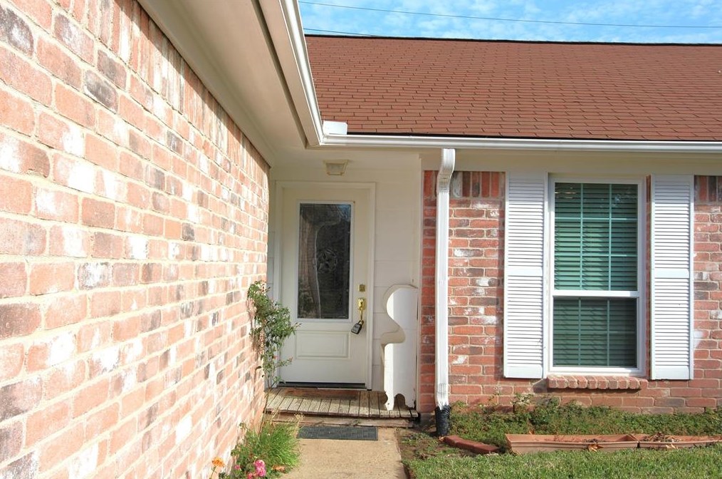 2807 Chimneystone Cir, Sugar Land TX  77479-1720 exterior