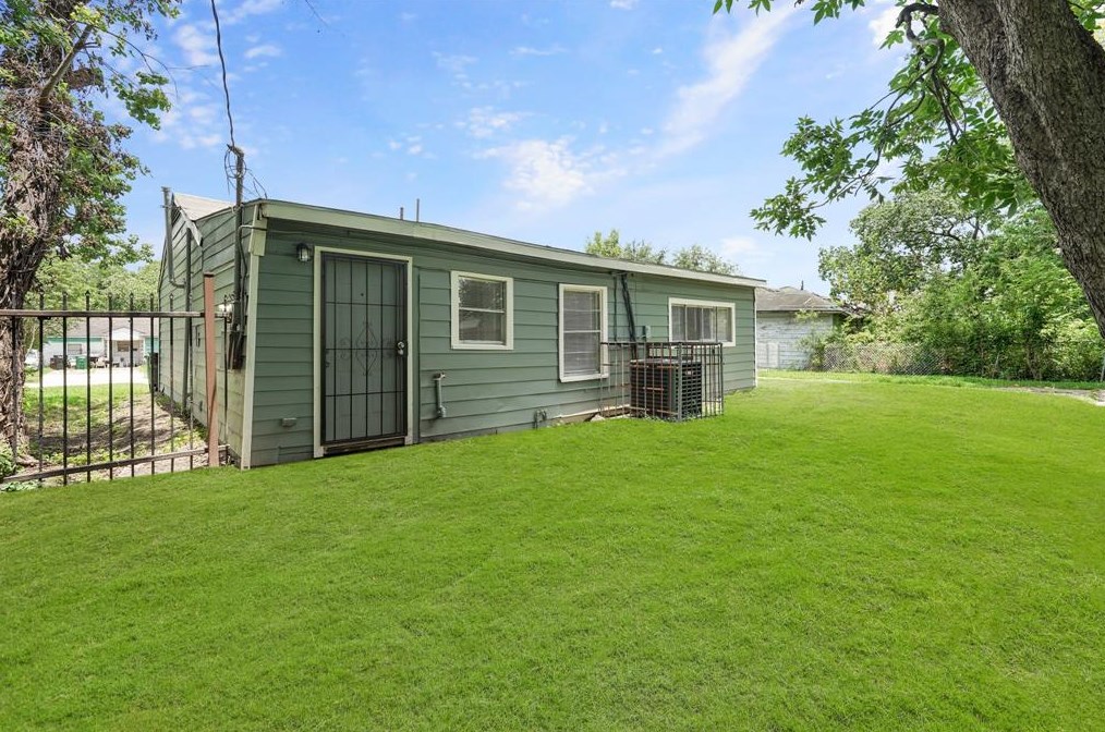 5950 Southington St, Houston TX  77033-1828 exterior