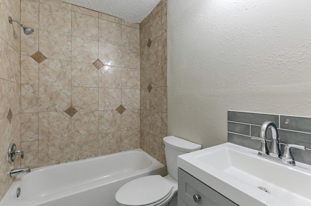 13306 Robinglen Dr, Houston TX  77083-3514 exterior