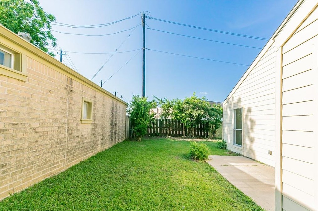 13306 Robinglen Dr, Houston TX  77083-3514 exterior