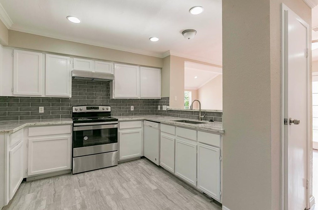 13306 Robinglen Dr, Houston TX  77083-3514 exterior