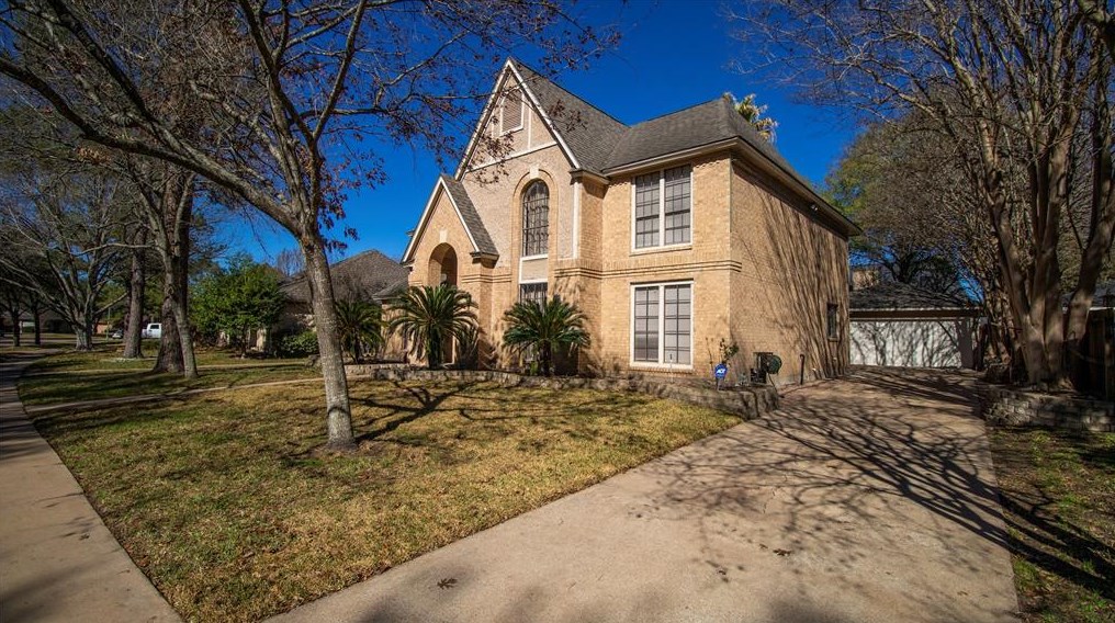 8859 Chelsworth Dr, Houston TX  77083-5684 exterior