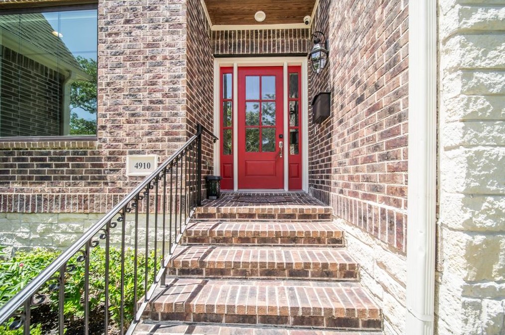 4910 Loch Lomond Dr, Houston TX  77096-2722 exterior